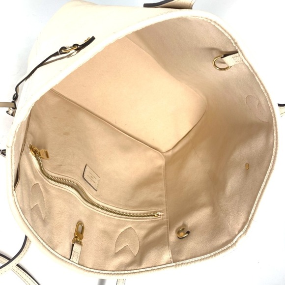LOUIS VUITTON Beige Monogram Tote Bag - Picture 11 of 14